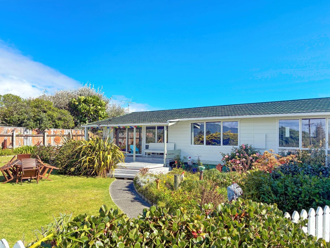 1A Field Way, Waikanae Beach, Waikanae - Carousel 1