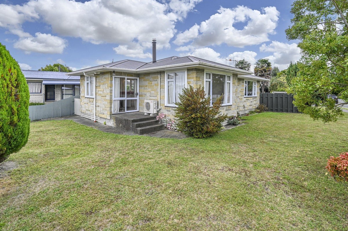 1410 Caroline Road, Mayfair, Hastings - Carousel 1