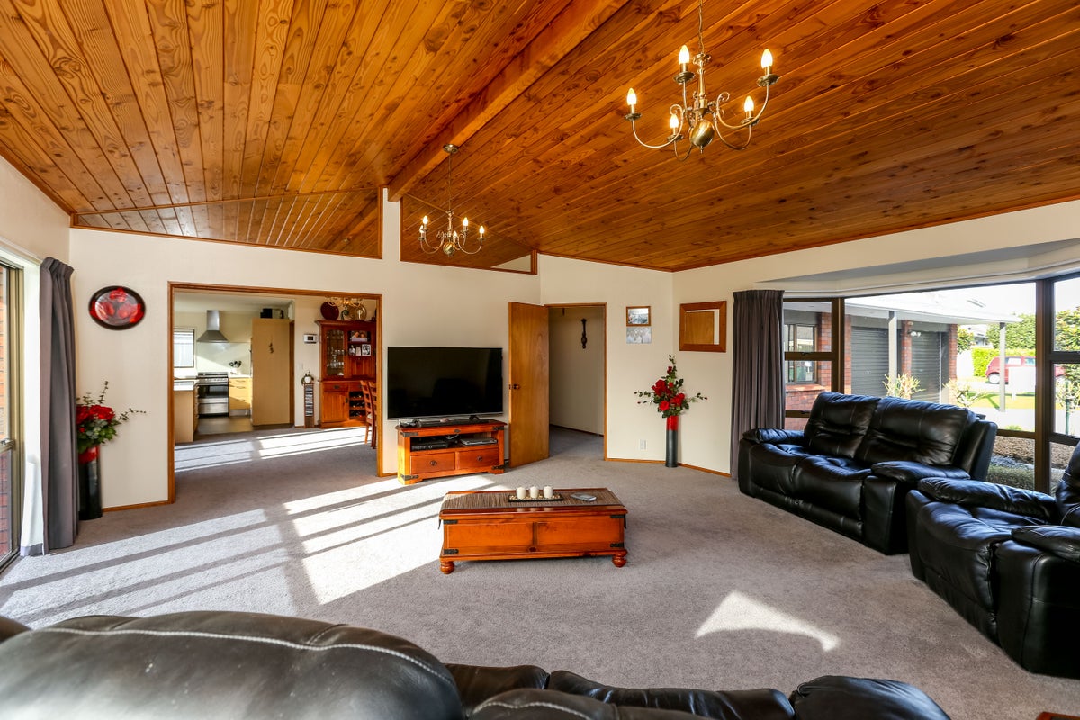 8 Tamati Place, Merrilands, New Plymouth - Carousel 2