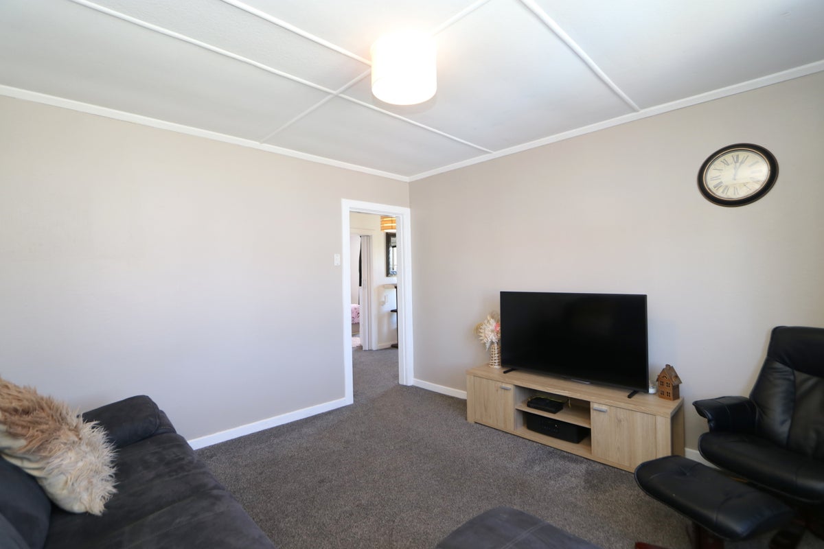 1/60 Price Street, Grasmere, Invercargill - Carousel 2