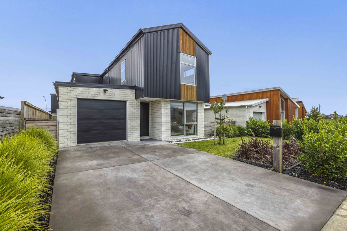 21 Whakapono Avenue, Baverstock, Hamilton - Carousel 1