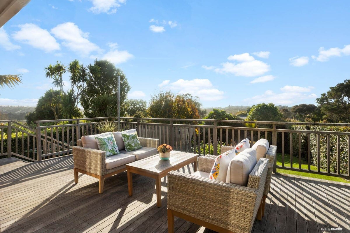 7 Highland Avenue, Titirangi, Auckland - Carousel 1