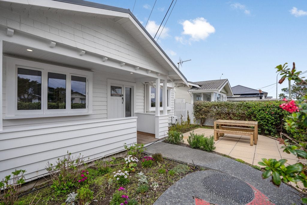 4 Collins Street, Petone, Lower Hutt - Carousel 1