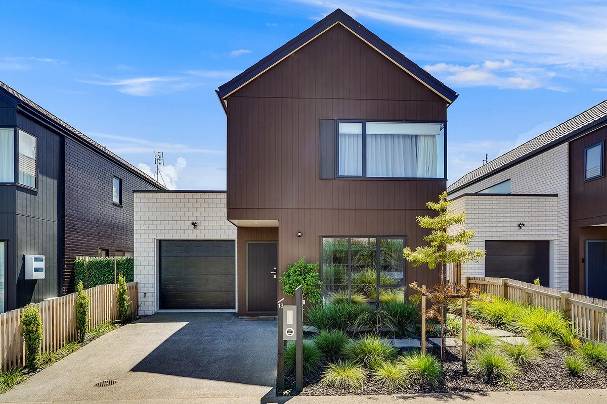 13 Kakariki Lane, Rototuna North, Hamilton - Carousel 1