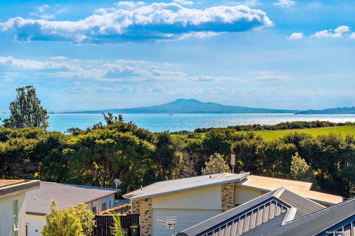 4 Fantail Crescent, Maraetai, Auckland - Carousel 1