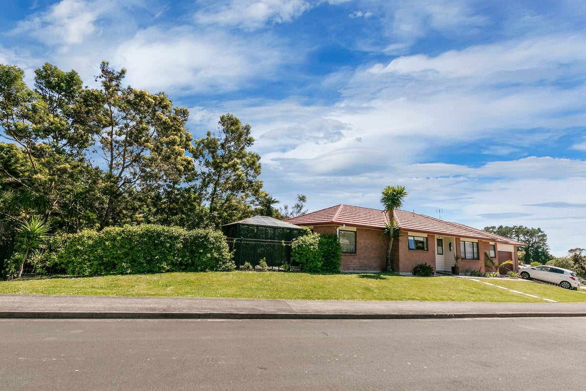 63 Claverdon Drive, Massey, Auckland - Carousel 1