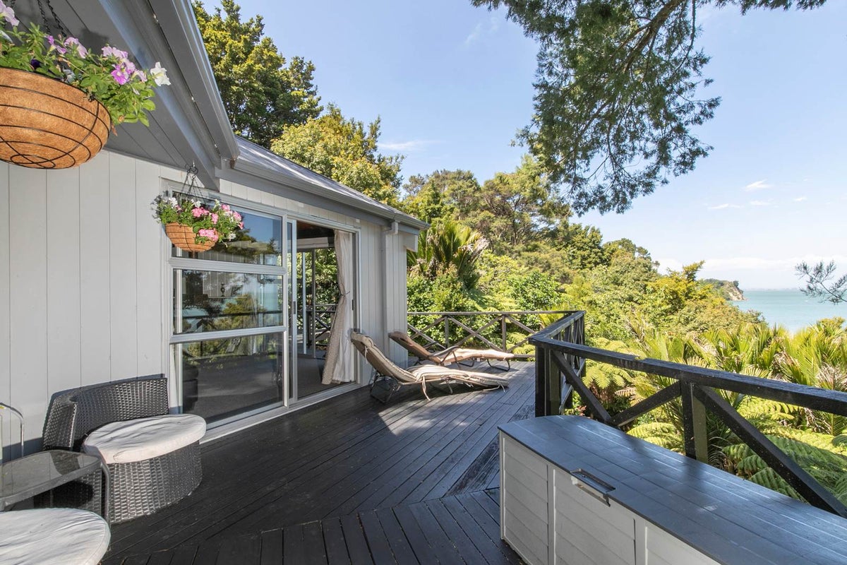 9 Dorothy Road, Laingholm, Auckland - Carousel 2