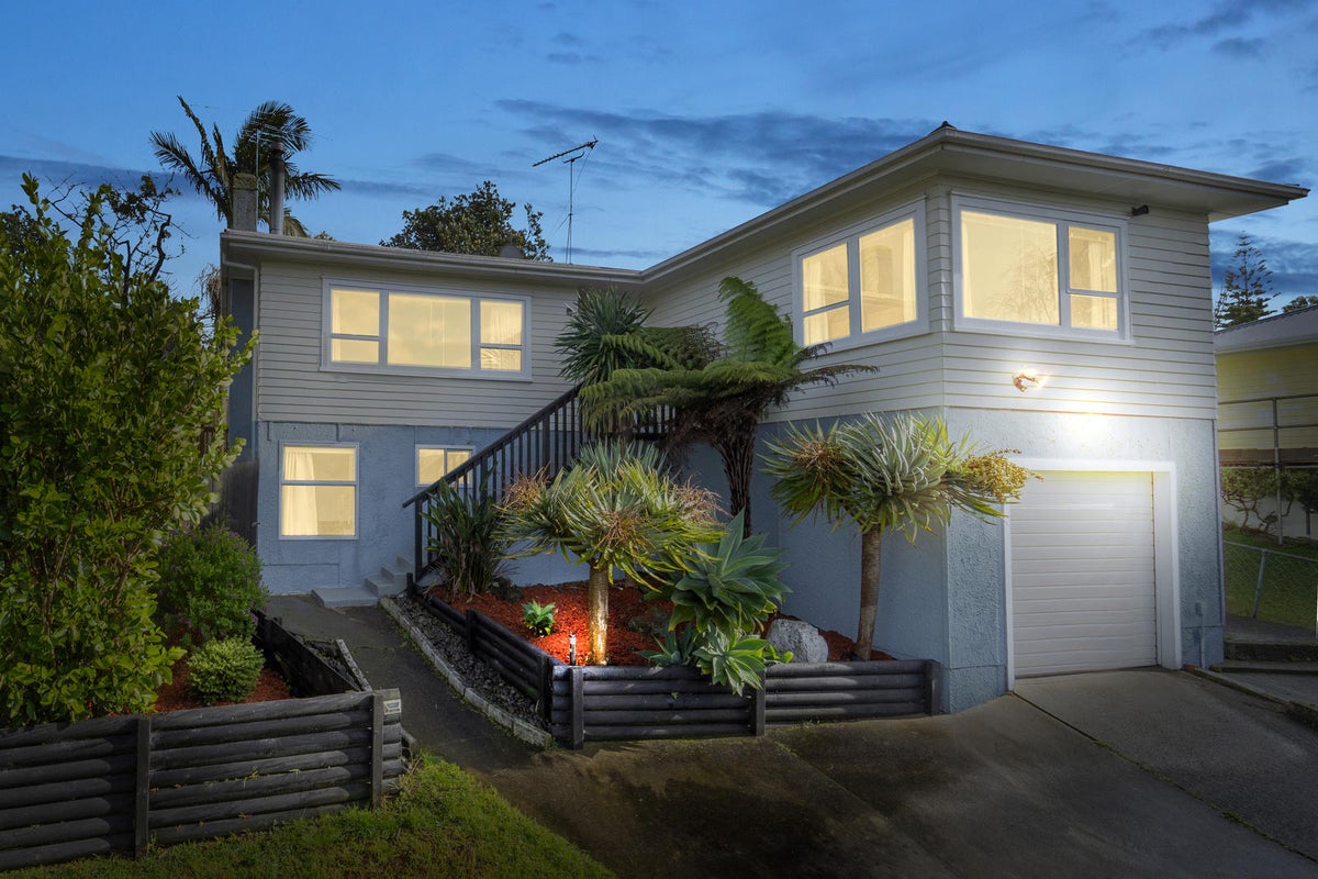 19 Kashmir Road, Glen Eden, Auckland - Carousel 1