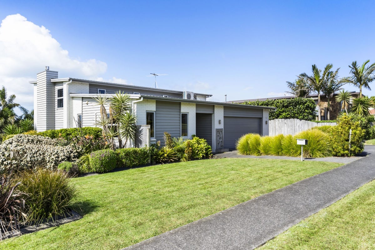 8 Liberty Crescent, Beachlands, Auckland - Carousel 1