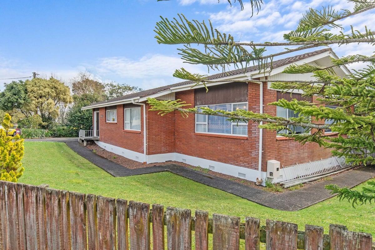 15 Law Street, Torbay, Auckland - Carousel 2