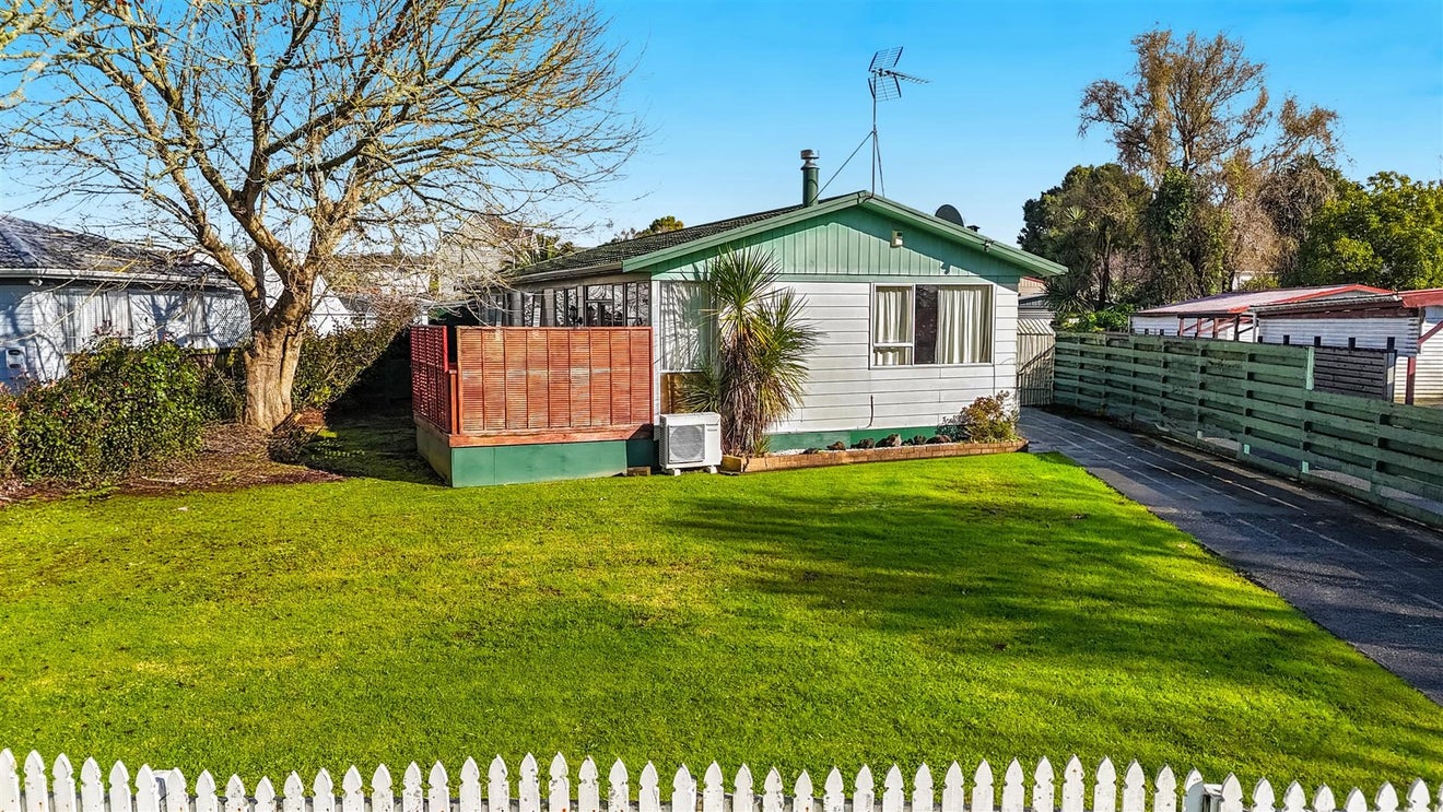 7 Lipton Grove, Opaheke, Papakura - Carousel 1
