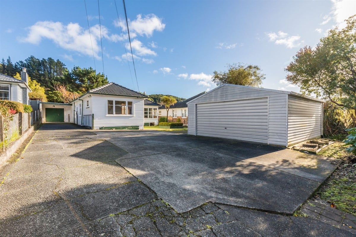17 Sharpe Crescent, Wainuiomata, Lower Hutt - Carousel 18