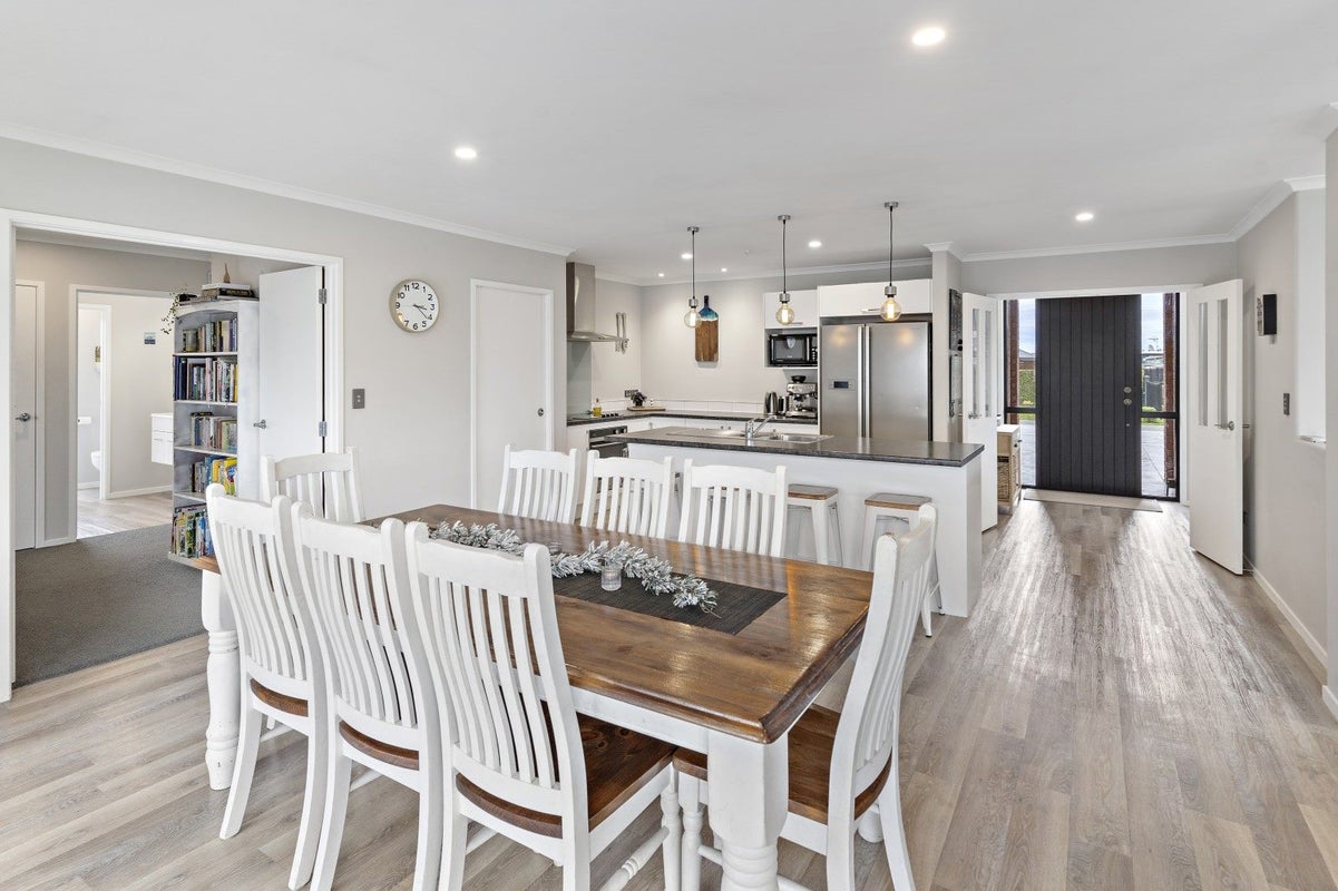 4 Routhan Way, Carterton - Carousel 1