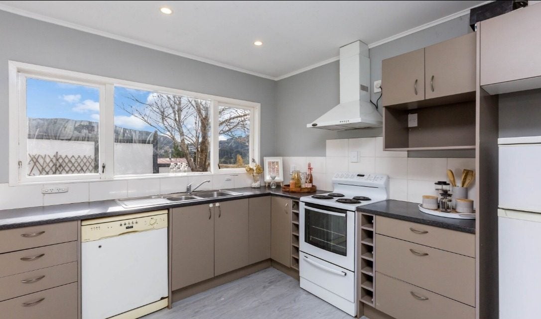 15 Holborn Drive, Stokes Valley, Lower Hutt - Carousel 2