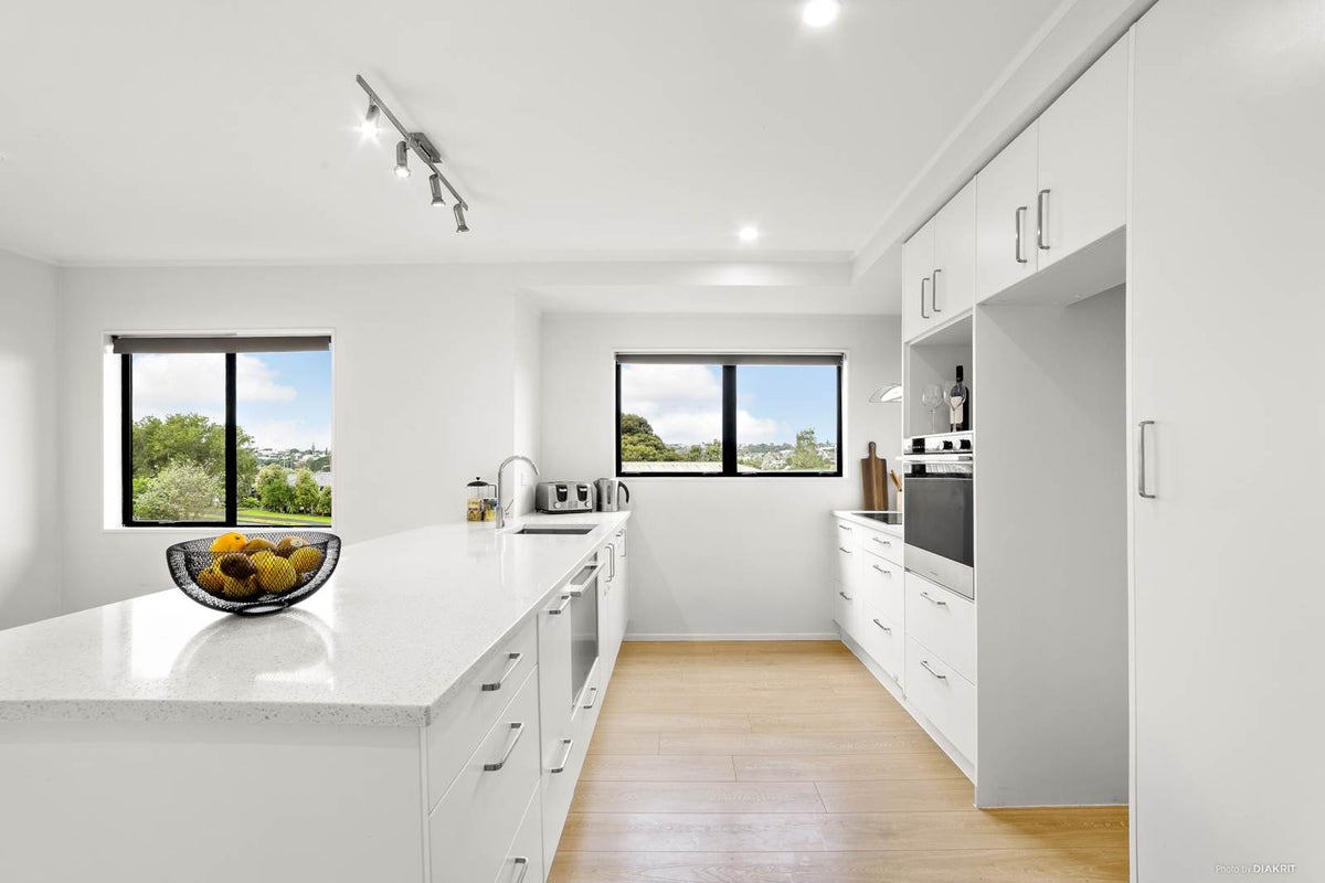 2/25 Witheford Drive, Bayview, Auckland - Carousel 2
