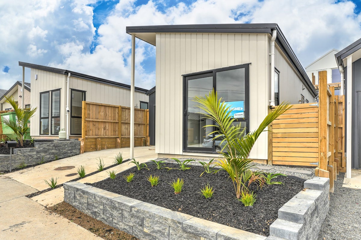 13 Horokaka Street, Massey, Auckland - Carousel 25