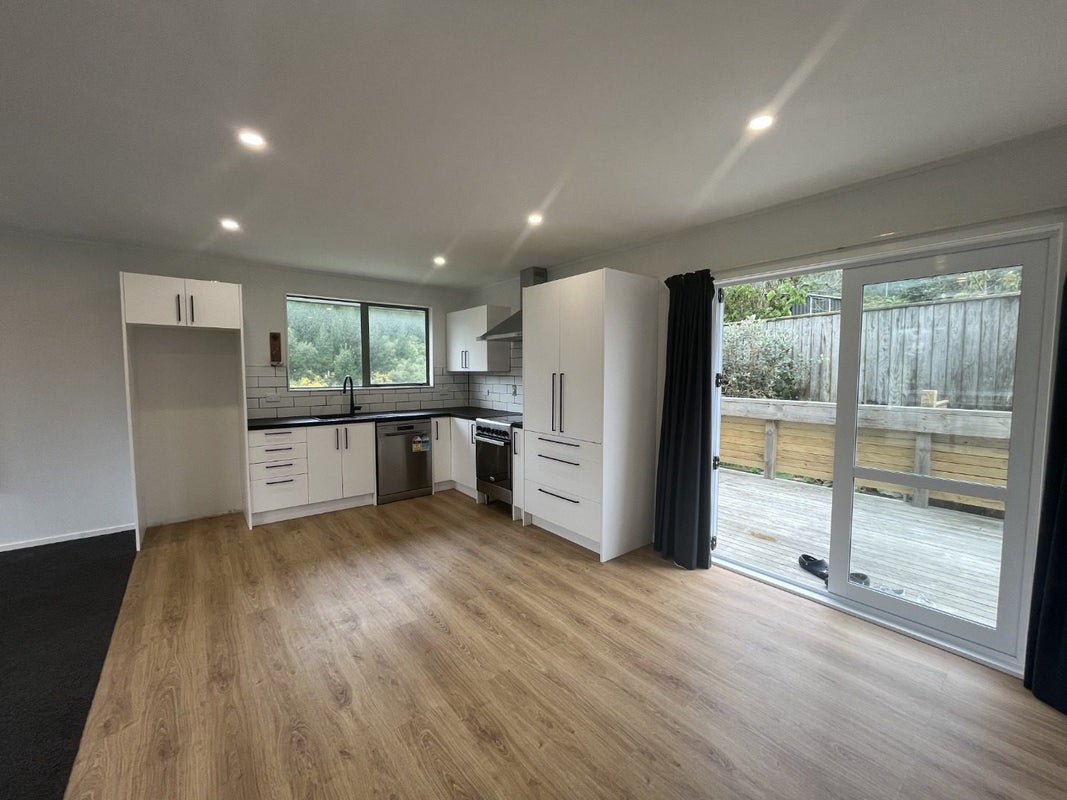 6 Ribbonwood Terrace, Ranui, Porirua - Carousel 2