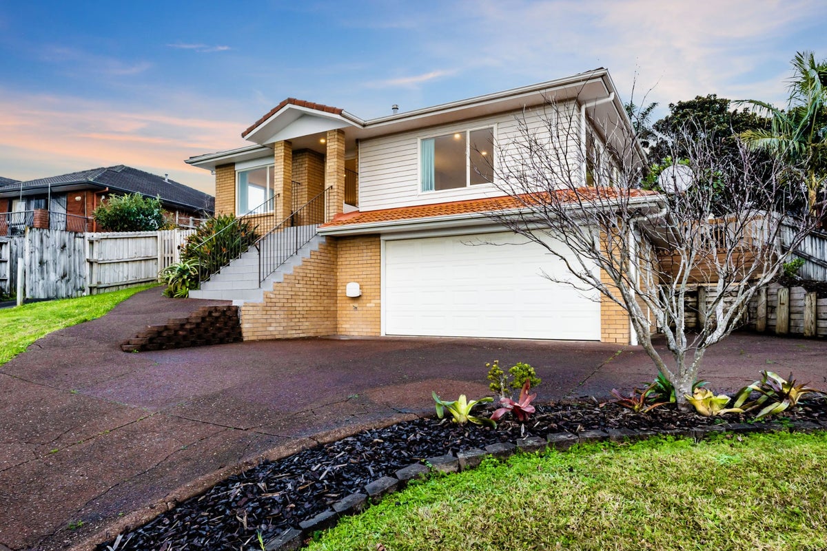8 Brittany Drive, Henderson, Auckland - Carousel 1