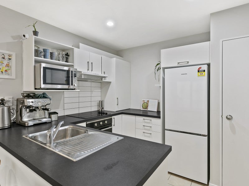 2/25 Hollies Crescent, Johnsonville, Wellington - Carousel 2