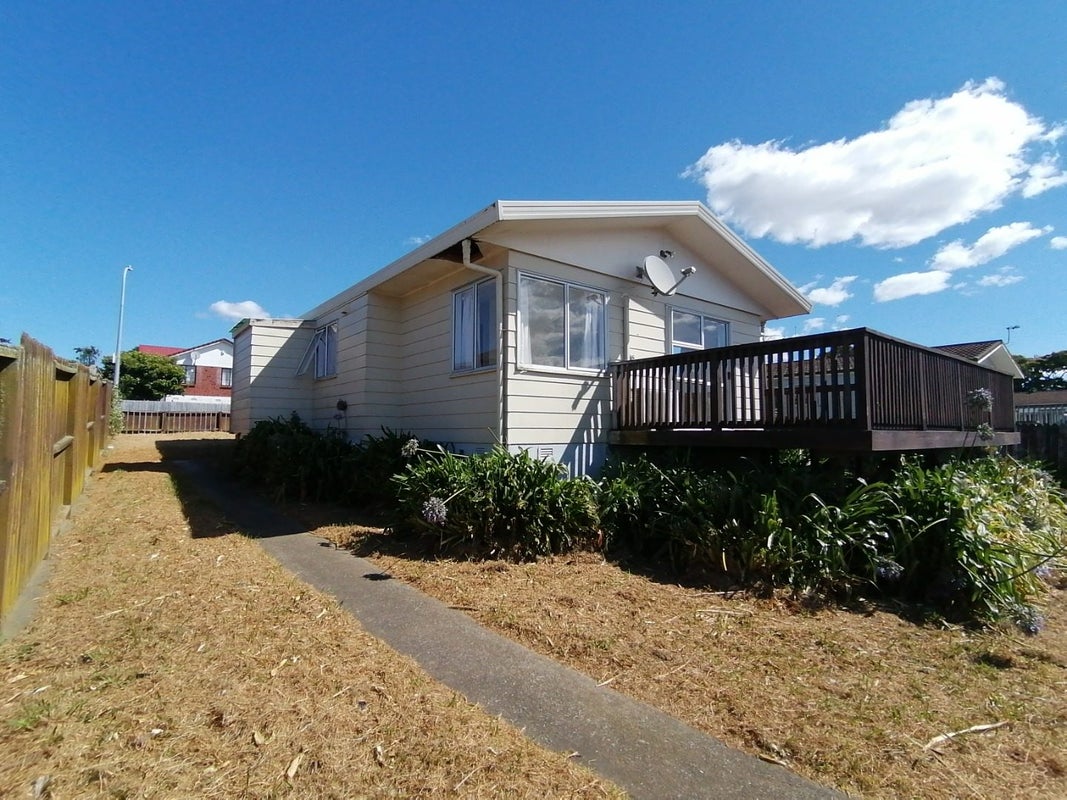 9 Greenstone Place, Clover Park, Auckland - Carousel 1