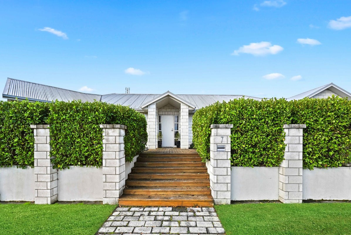7 Bramber Street, Flagstaff, Hamilton - Carousel 1