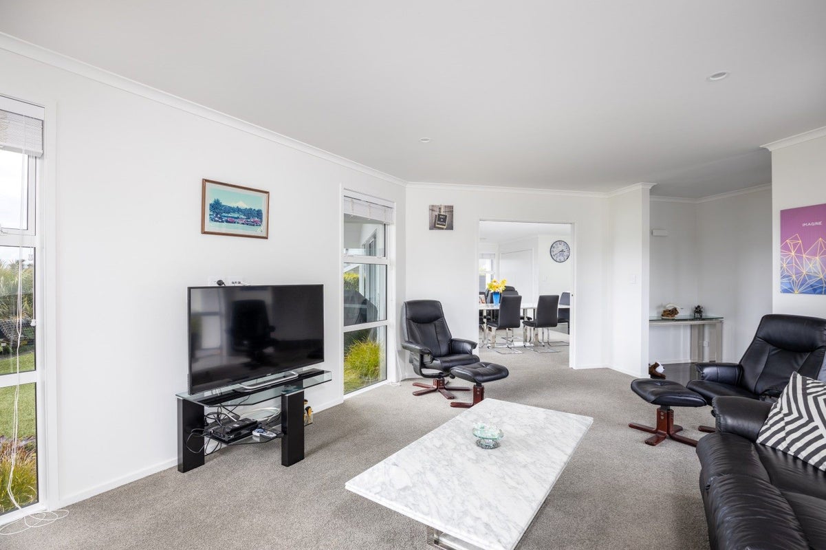 1 Oakmont Crescent, Waiwhakaiho, New Plymouth - Carousel 30