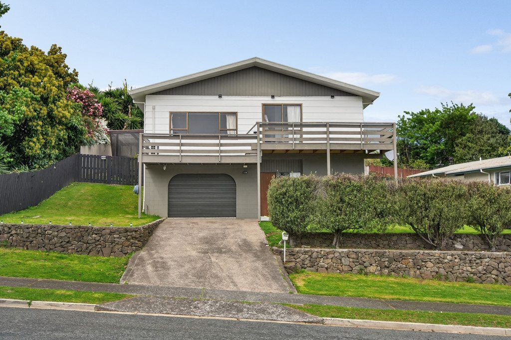 11 Dunton Drive, Welcome Bay, Tauranga - Carousel 1
