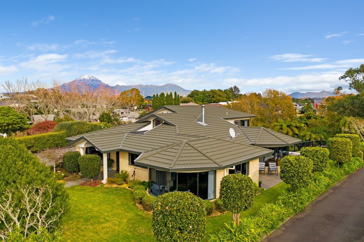 22 Kinross Drive, Merrilands, New Plymouth - Carousel 1
