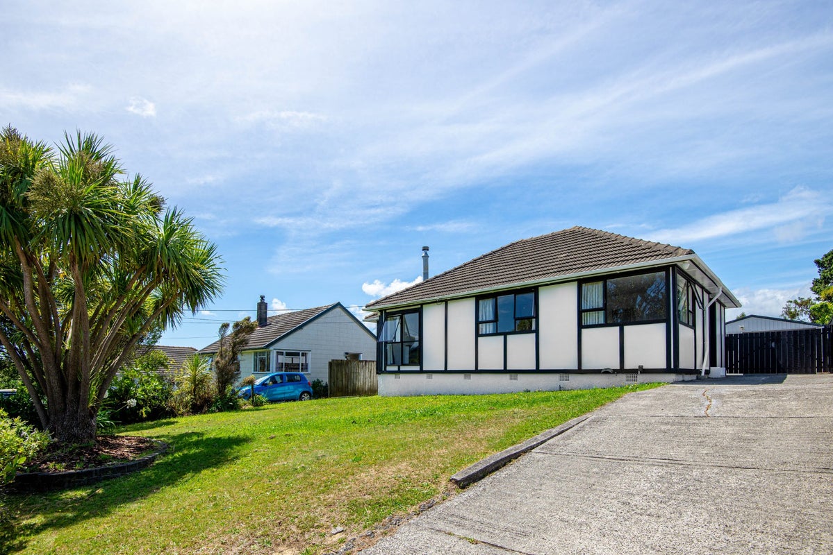 15 Jackson Terrace, Ranui, Porirua - Carousel 1