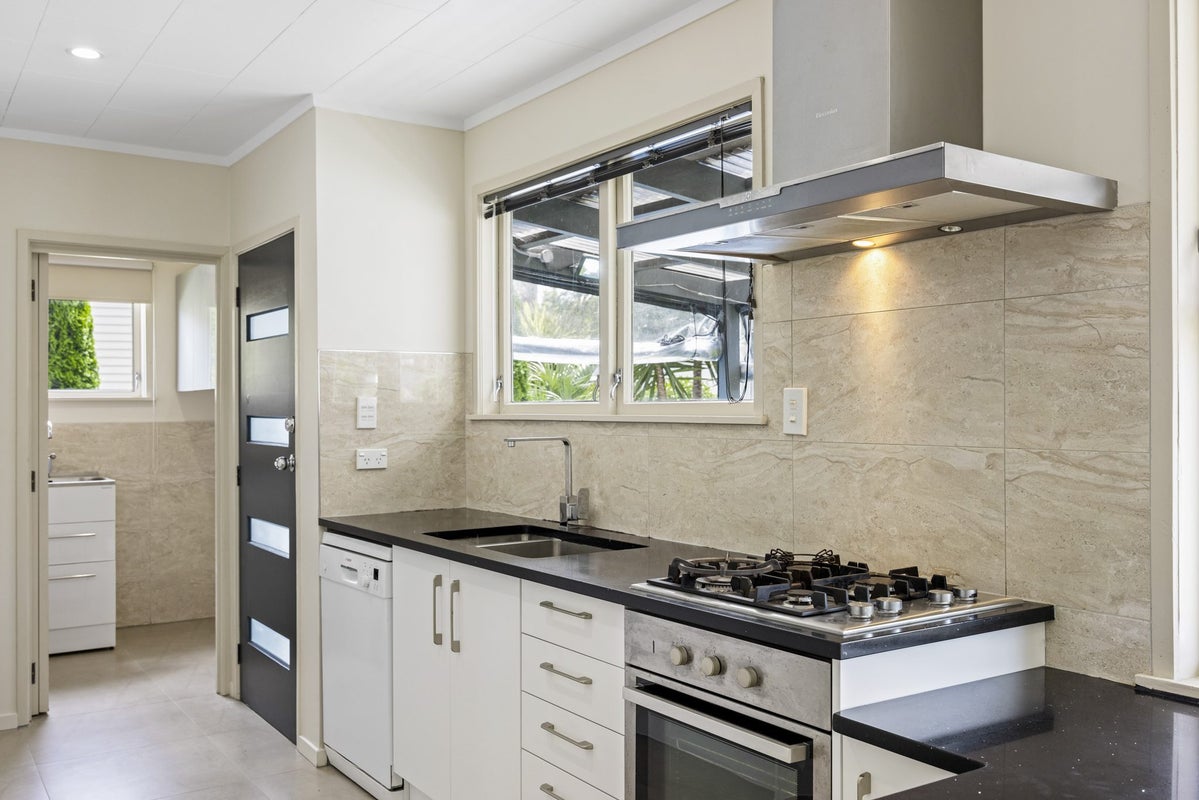 18 Rewarewa Road, Te Atatu Peninsula, Auckland - Carousel 1