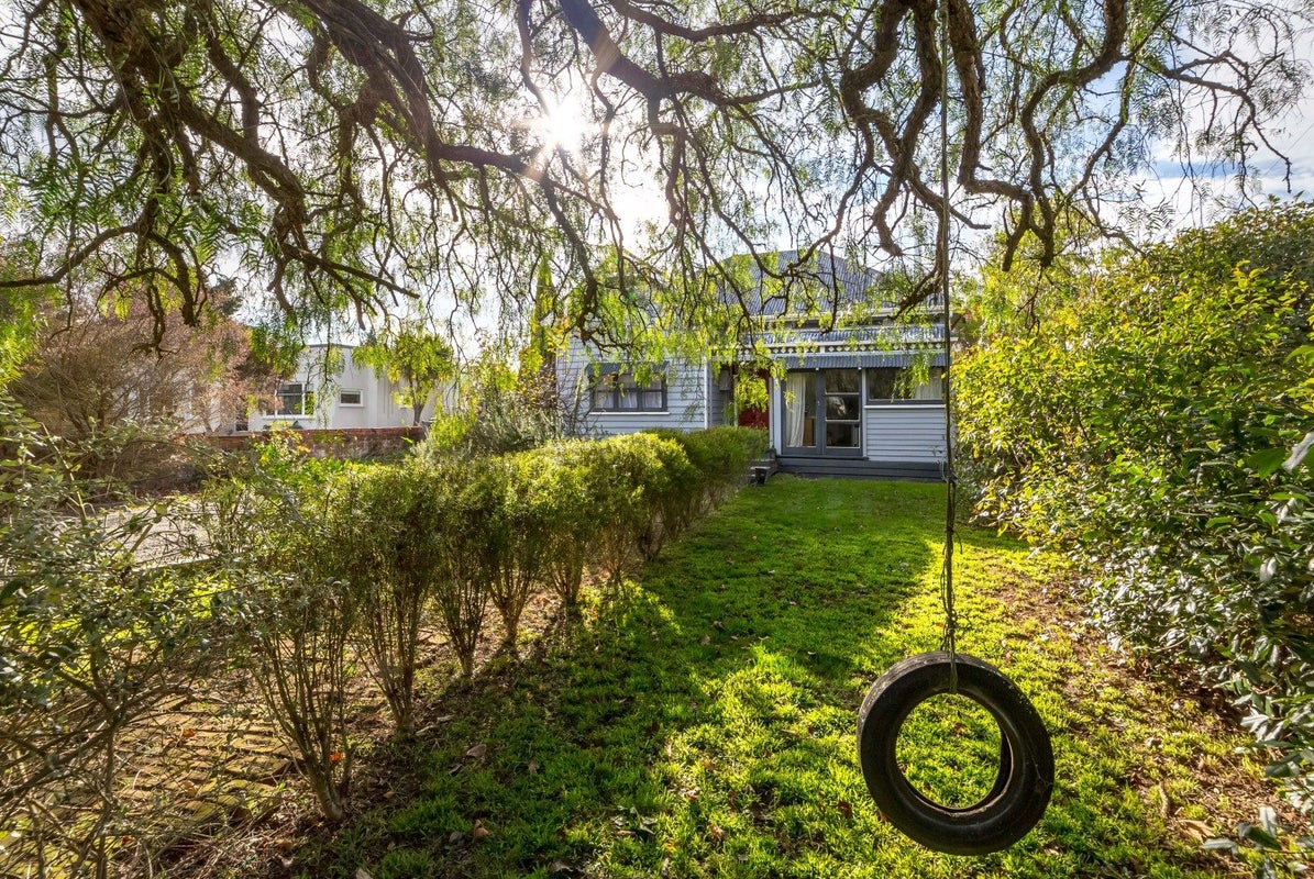 12 Clifton Avenue, Carterton - Carousel 1