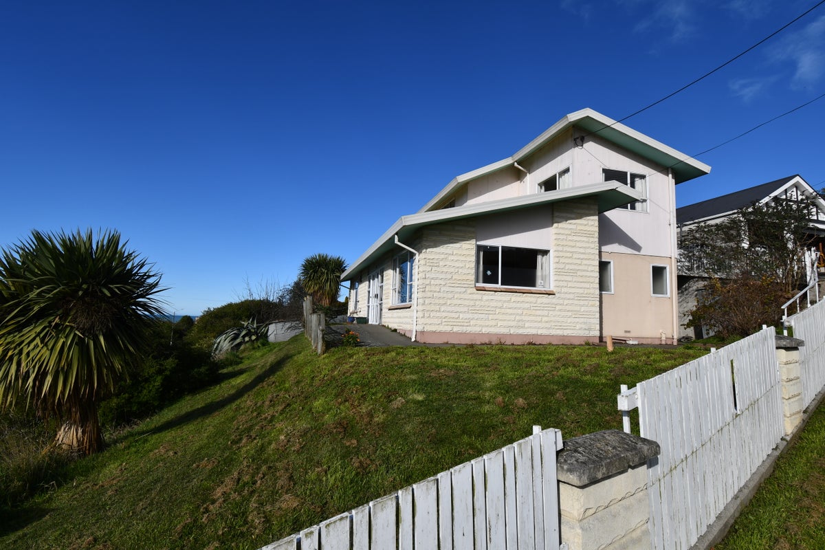 1 Hull Street, South Hill, Oamaru - Carousel 1
