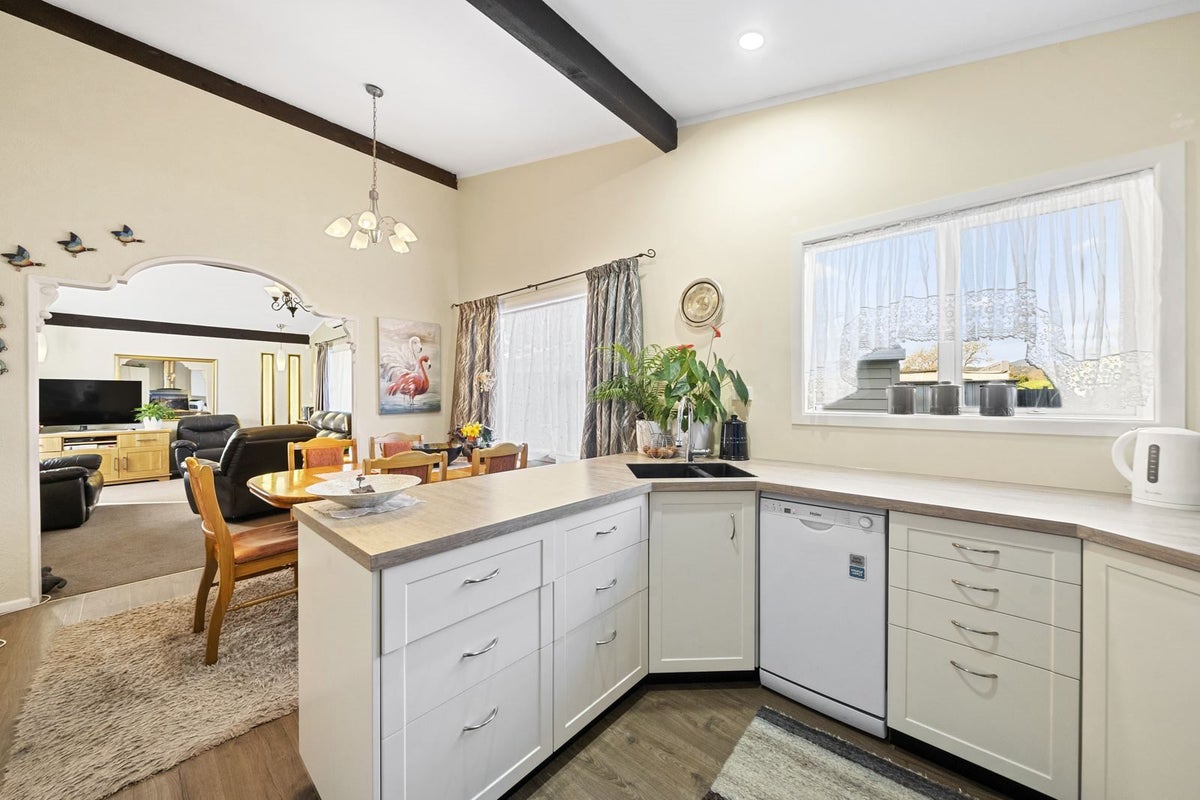 3 Venetia Way, Totara Park, Upper Hutt - Carousel 1