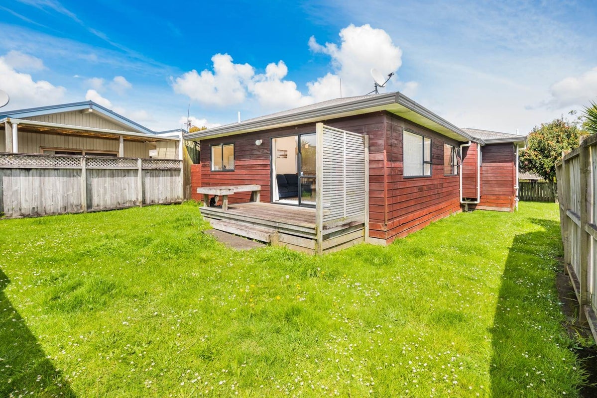 2/4 Morton Avenue, Forrest Hill, Auckland - Carousel 1