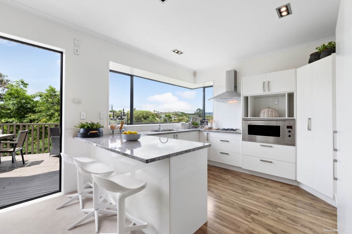19 Robina Court, Burswood, Auckland - Carousel 2