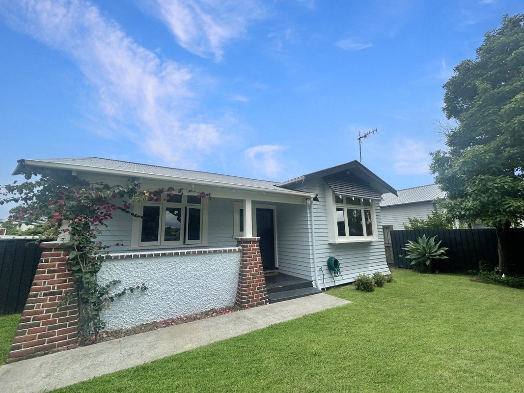 24 Kingswood Street, Takaro, Palmerston North - Carousel 1