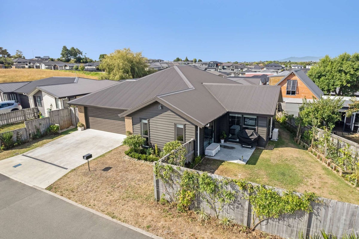 5 Faber Place, Rototuna North, Hamilton - Carousel 1