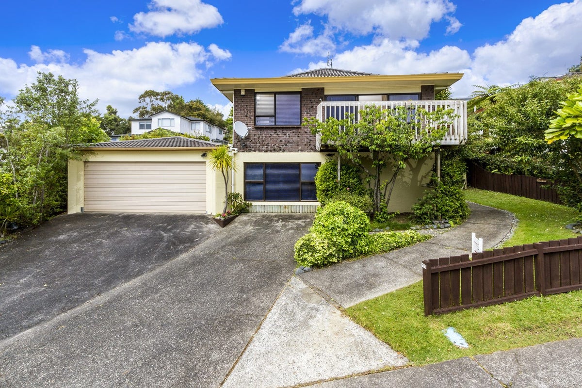 11 Serrata Place, Browns Bay, Auckland - Carousel 1