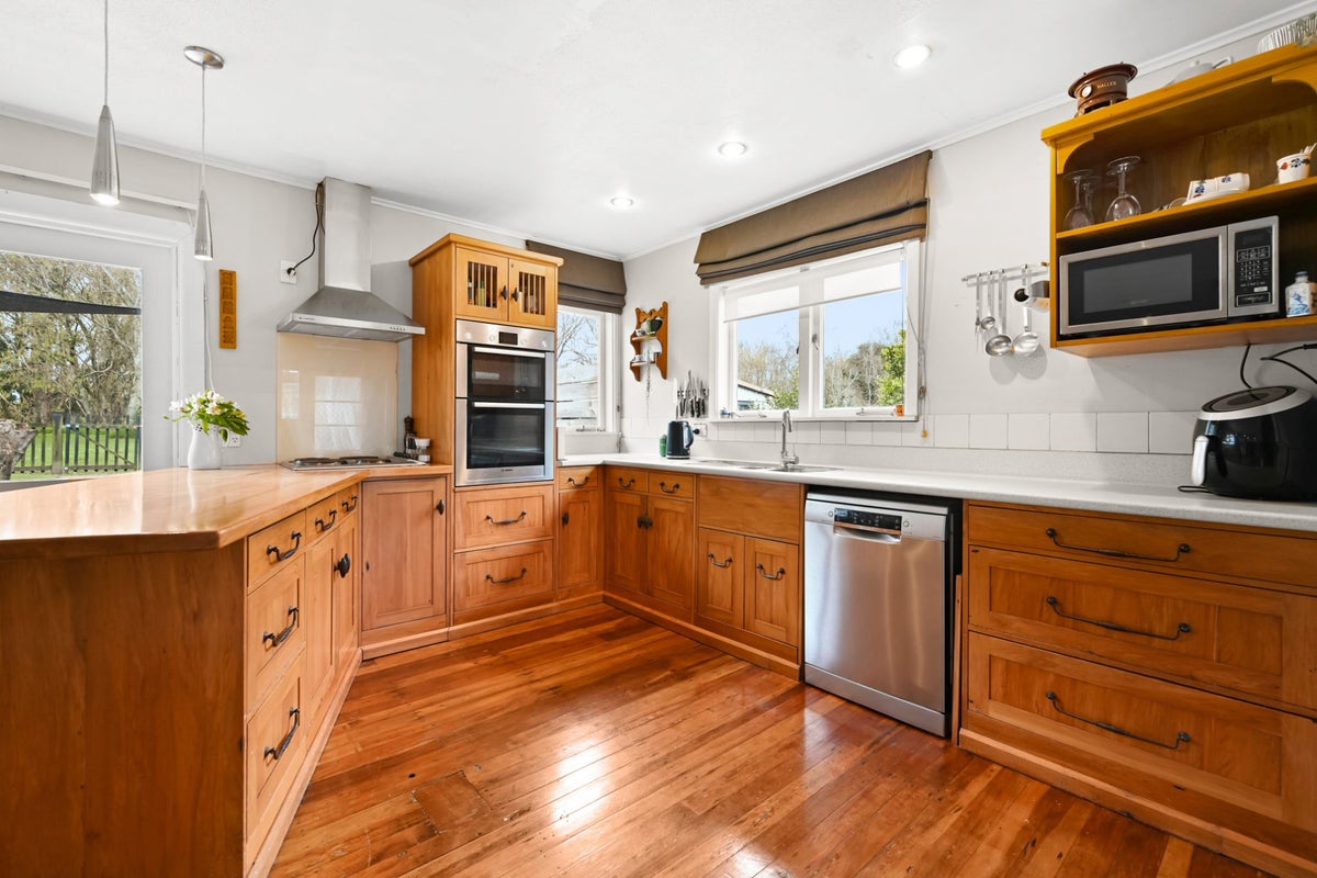 69 Montgomery Crescent, Bader, Hamilton - Carousel 2