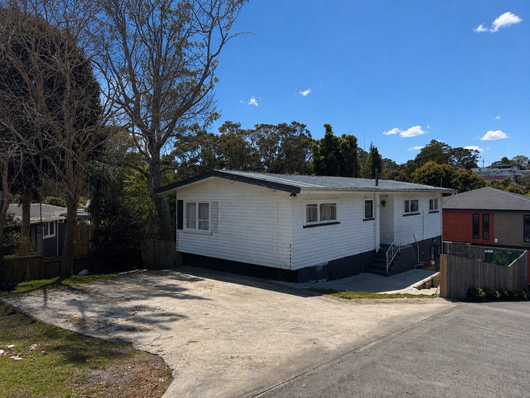 16 Avonleigh Road, Green Bay, Auckland - Carousel 1