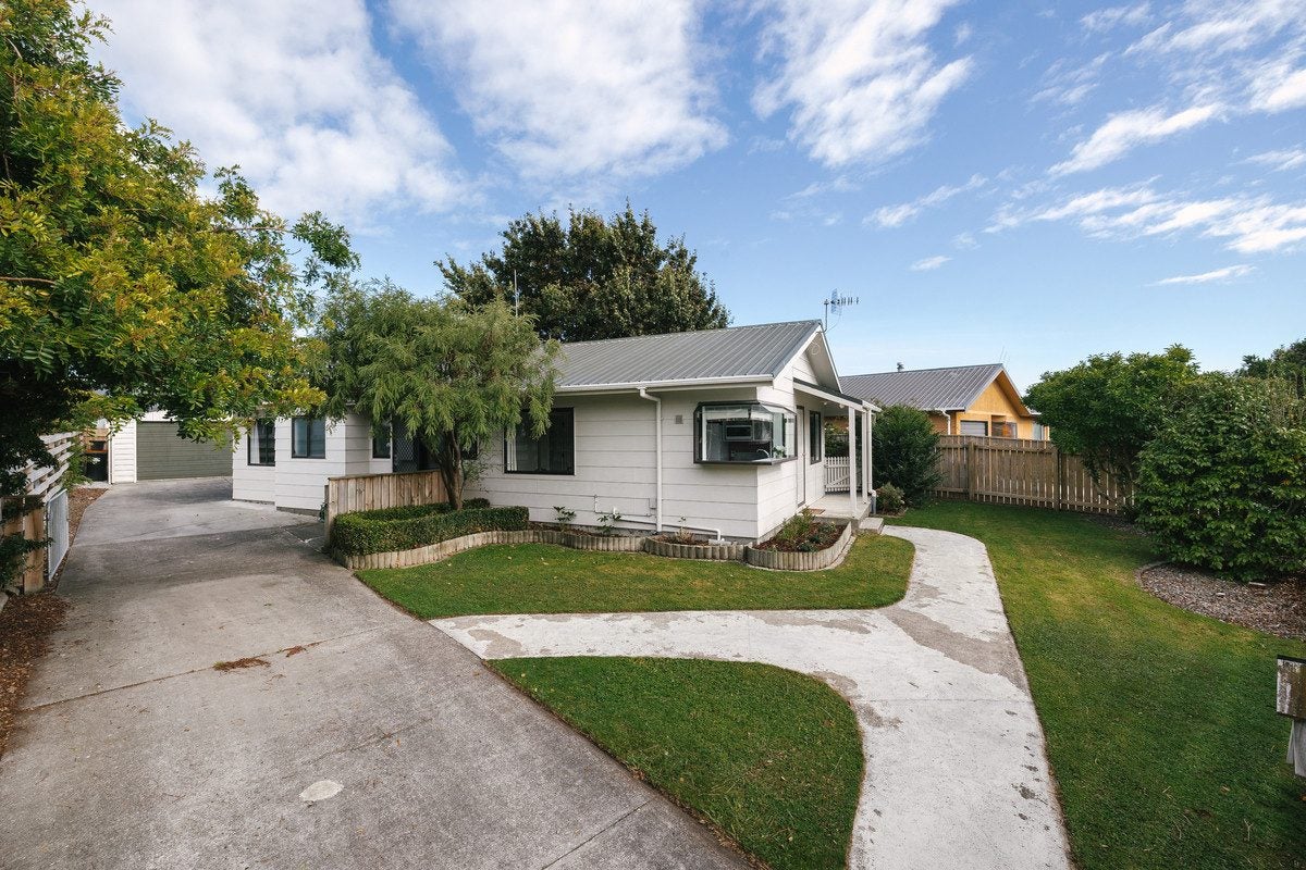 38 Peppertree Glade, Kelvin Grove, Palmerston North - Carousel 1