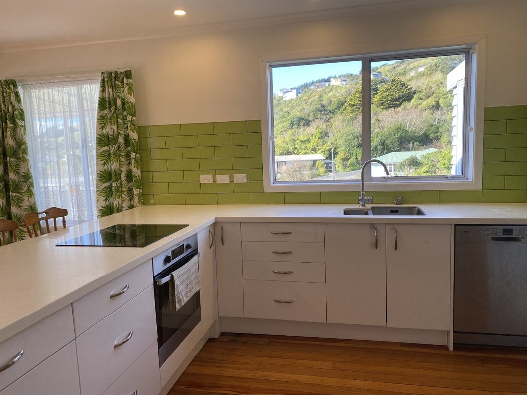8 Carleton Terrace, Tawa, Wellington - Carousel 2