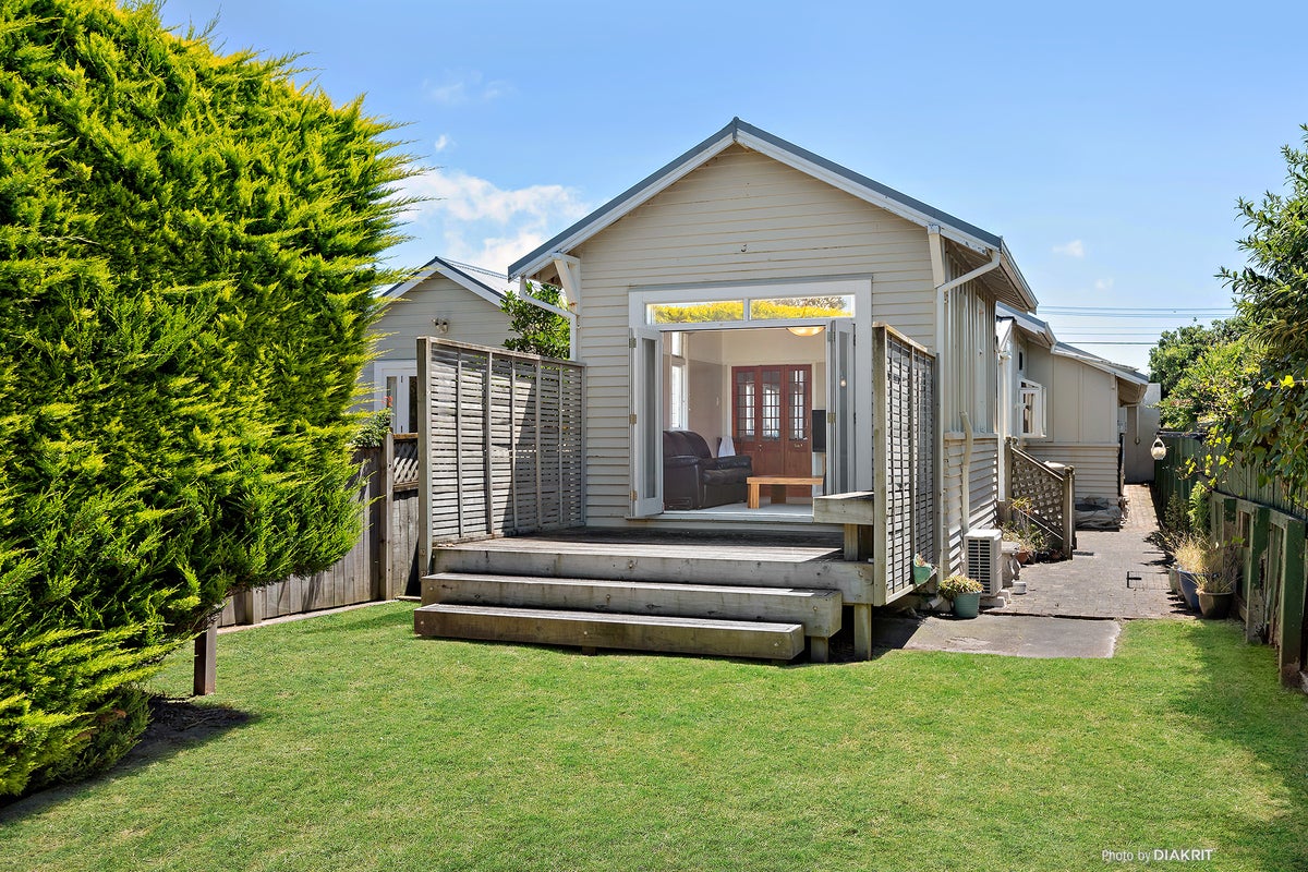 20 Apu Crescent, Lyall Bay, Wellington - Carousel 1