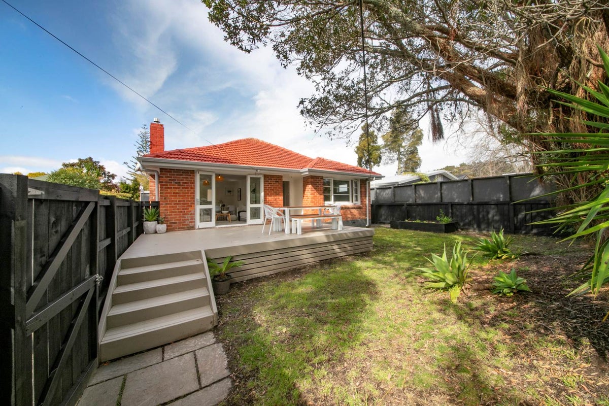 1/140 Atkinson Road, Titirangi, Auckland - Carousel 1