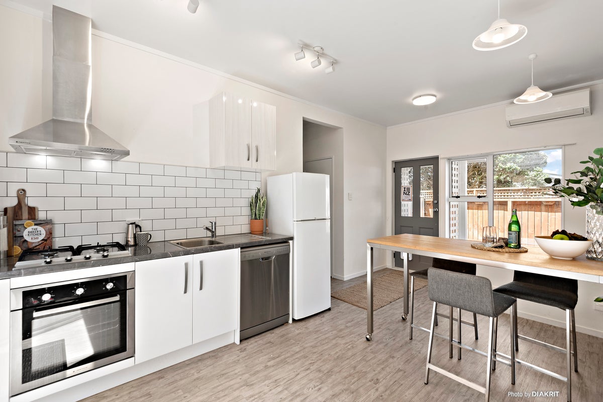 37E Frankmoore Avenue, Johnsonville, Wellington - Carousel 1