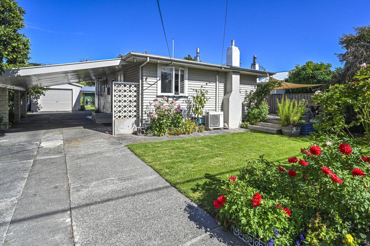 209 Tudor Avenue, Mayfair, Hastings - Carousel 1