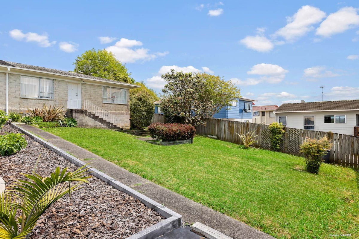 2/14 Kingussie Place, Highland Park, Auckland - Carousel 1