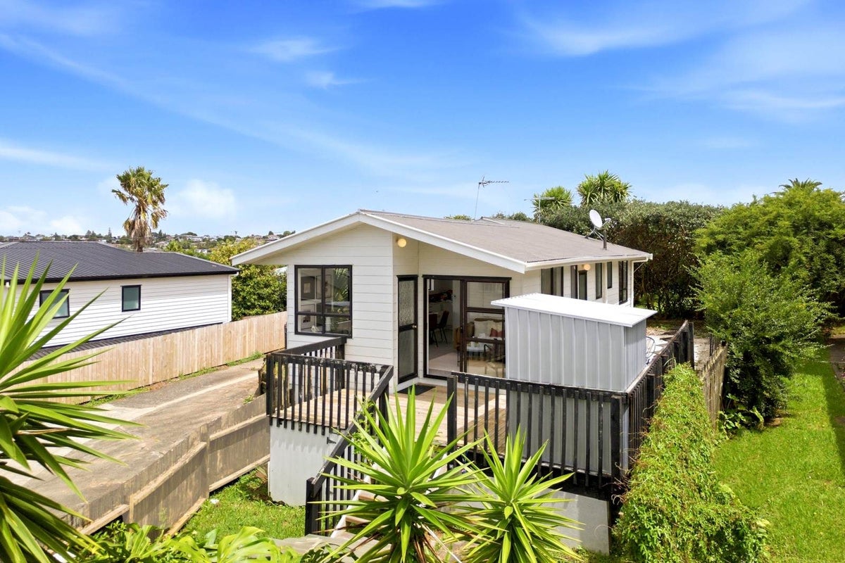 1/184 Chivalry Road, Glenfield, Auckland - Carousel 1