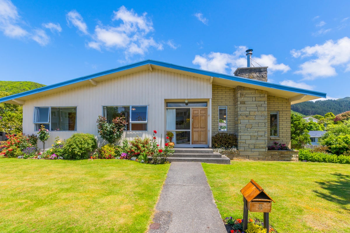 5 Fitzwilliam Terrace, Tawa, Wellington - Carousel 1