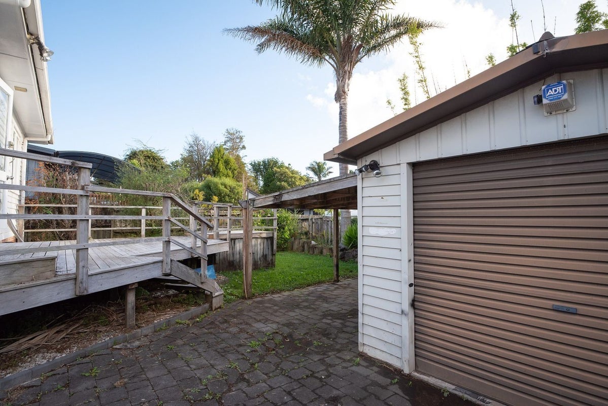 9 Bishop Street, Green Bay, Auckland - Carousel 14